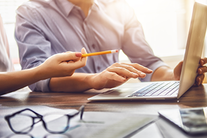 picture of 2 people discussing online content